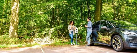 Laddar bil nära naturen