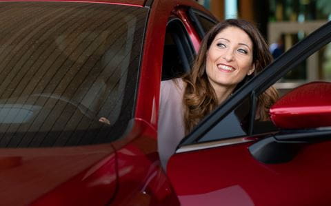 BannercarouselWomanincrimsoncar2x