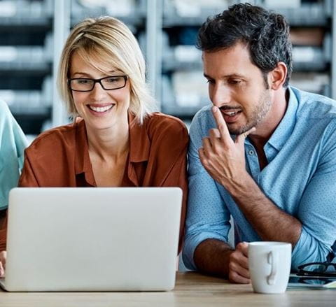 Mulher e homem em frente ao computador