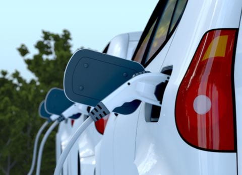 carros a carregar nos postos de carregamento