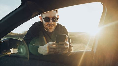 un homme utilise son téléphone